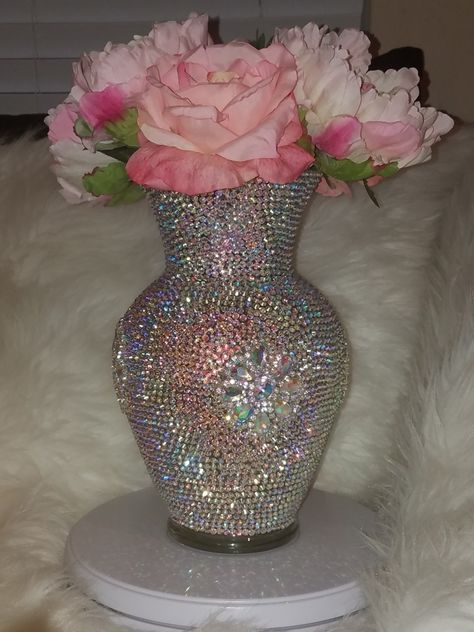 Diy Bling Home Decor, Cute Anniversary Ideas, Bows Decor, Decorated Vases, Vase Makeover, Bling Decor, Bling Ideas, Diy Projects Gifts, Diy Sneakers