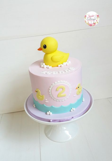 Sweet little runner ducky cake for a little girl. Duckie Birthday Cake, Duck Cakes Birthday, Duck Theme Cake, Duck Cake Ideas, Duck Birthday Cake, Rubber Duck Cake, Duck Birthday Theme, Ducky Cake, Rubber Ducky Cake