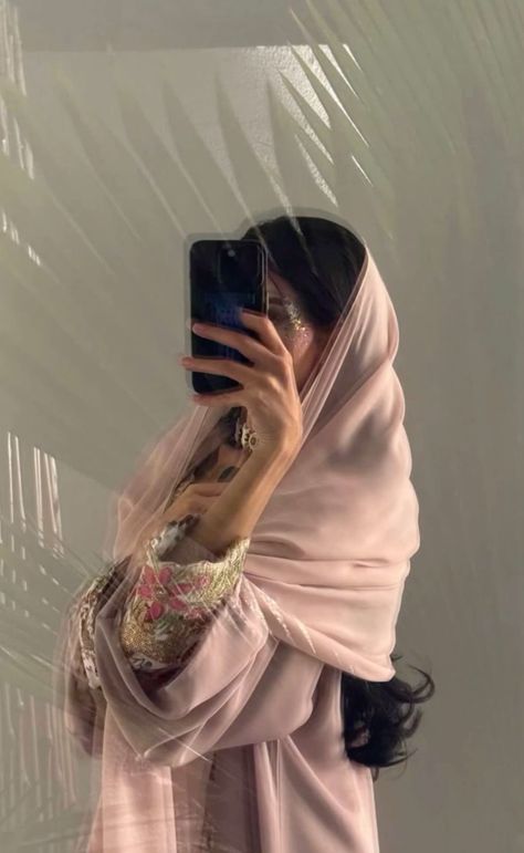 Arabic Girls Aesthetic, Abaya Aesthetic Pictures, Arab Aesthetic Girl, Arabic Women Aesthetic, Arabic Girl Aesthetic, Aesthetic Wallpaper For Whatsapp, Khaleeji Girl Aesthetic, Arab Girl Aesthetic, Arab Aesthetic