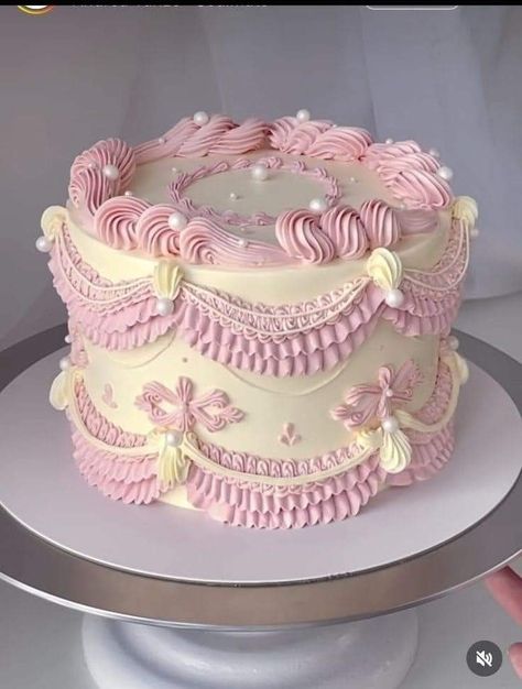 Marie Antoinette Fashion, Thanksgiving Desserts Cake, Cake Boxes Diy, Bolo Vintage, Fun Thanksgiving Desserts, Vintage Birthday Cakes, Pinterest Cake, Buttercream Flower Cake, Vintage Cakes