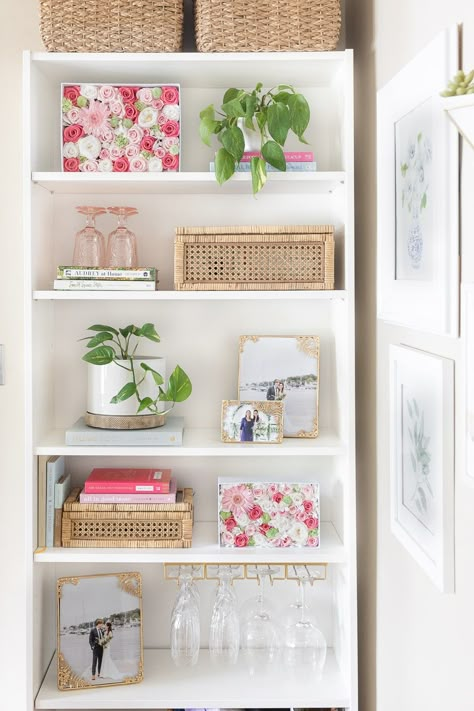 The Best of the Lilly Pulitzer for Pottery Barn Home Collection Room Bookshelf Decor, Black Apartment Aesthetic, Living Room Bookshelf Decor, Bookshelf Styling Living Room, Styling Shelf, Pink Bookshelves, Living Room Bookshelf, Cute Bookshelves, Room Bookshelf