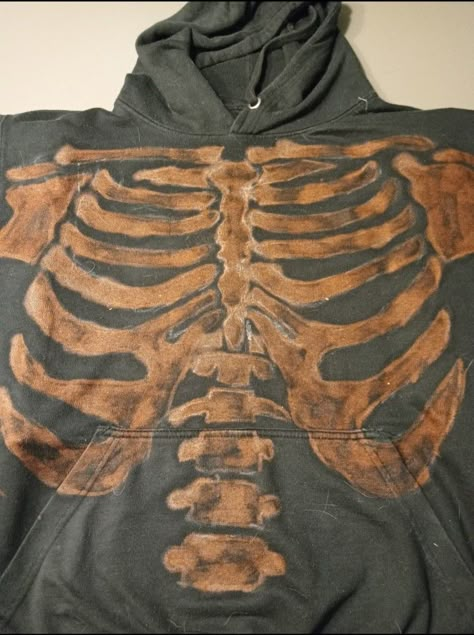 Skeleton Art On Clothes, Skeleton Sweatshirt Bleach, Bleach Hoodie Designs Skeleton, Painting Hoodies Ideas, Rib Cage Shirt Diy Bleach, Skeleton Bleached Shirt, Diy Skeleton Hoodie, Bleach Skull Hoodie, Bleached Hoodies Ideas