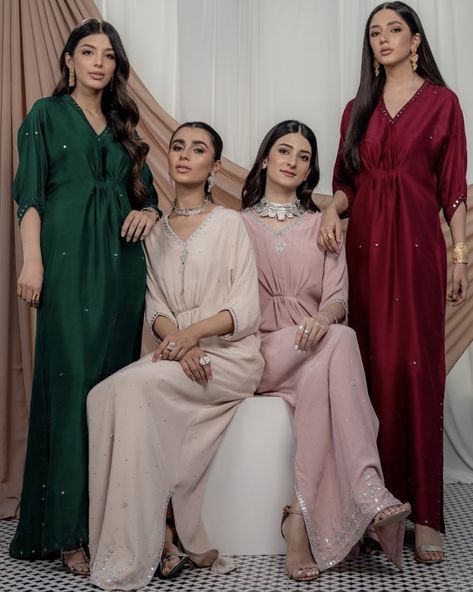 Kaftan Photoshoot Ideas, Kaaftaan Designs, Simple Mehndi Dresses, Dress Designs For Stitching, Shirt Design For Girls, Pakistani Party Wear Dresses, Eid Dress, Kaftan Dresses, Kaftan Designs