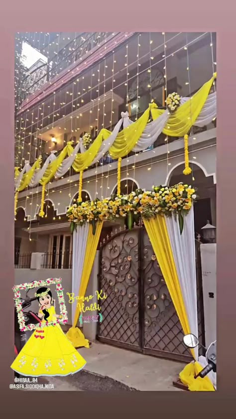 Haldi Decoration Props, Wedding Home Decoration Indian Exterior, Simple Home Wedding Decor, Wedding Gate Decor, Gate Decorations Wedding, Marriage Decoration Stage, Haldi Ceremony Decorations At Home Simple, Haldi Ceremony Decorations At Home, Shaadi Decoration