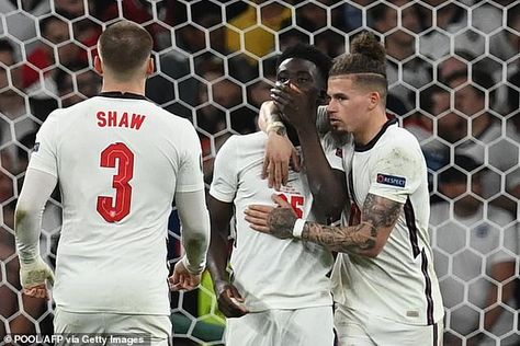 England's Kalvin Phillips and Luke Shaw console Bukayo Saka (centre) after his costly penalty miss against Italy in the Euro 2020 final England Vs Italy, 1966 World Cup, Bukayo Saka, England Fans, England Players, Gareth Southgate, League Table, Marcus Rashford, Free Kick