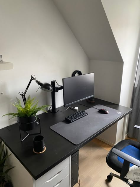 Matte Black Gaming Setup, All Black Desk Setup, Simple Gaming Desk Setup, Black Ps5 Setup, Aesthetic Office Desk Set Up, All Black Setup, Black Desk Setup Aesthetic, Desktop Setup Minimalist, Minimal Pc Setup