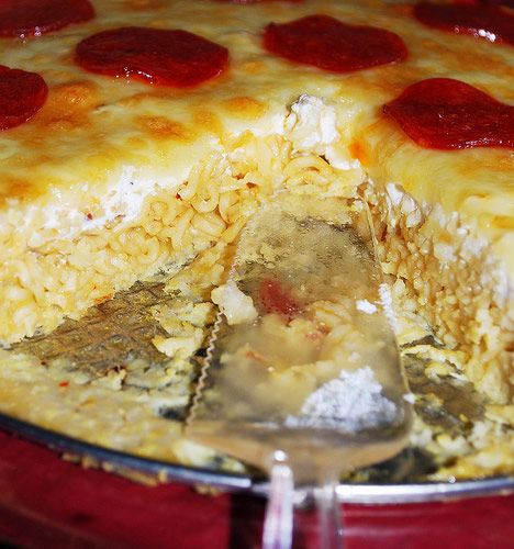 Ramen Noodle Pizza  - Omg who's nasty idea was this? Ramen Meals, Ramen Hacks, Edible Recipes, Ramen Dishes, Pizza Truck, Pizza Cheese, Top Ramen, How To Make Ramen, Gourmet Meals