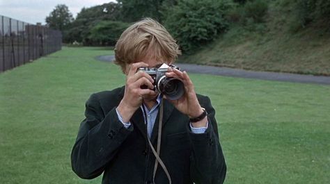 Michelangelo Antonioni's Blow-Up Blow Up Movie, David Hemmings, Michelangelo Antonioni, Vanessa Redgrave, Swinging London, Classic Camera, John Carpenter, Hip Style, Movie Fashion