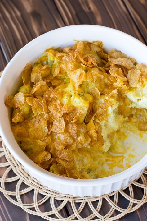 Easy Cheesy Cauliflower, Cheesy Cauliflower Casserole, Casserole Kitchen, Easy Side Dishes, Crunchy Corn, Corn Flake, Baked Potato Salad, Pumpkin Coffee Cakes, Cheesy Cauliflower