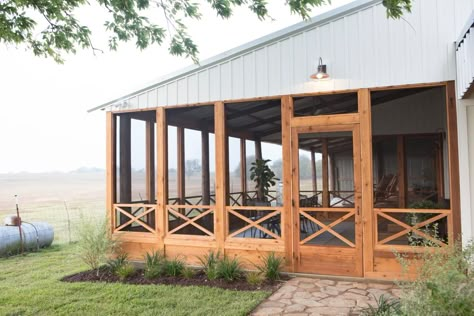 Modern Farmhouse Sunroom, Farmhouse Sunroom, Porch Design Ideas, Screened Porch Designs, Farmhouse Pictures, Building A Porch, Sunroom Decorating, Sunroom Designs, American Farmhouse