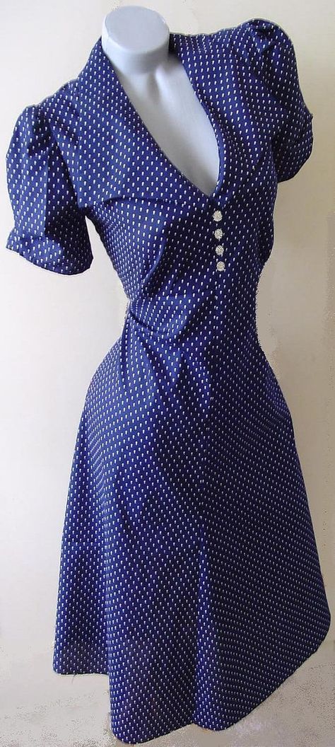 1940s style dress found on Etsy (MarionMayDesigns) 1940s Fashion Dresses, Mode Pop, Mode Retro, 1940s Style, Moda Retro, 40s Fashion, Retro Mode, Vintage Mode, Styl Retro