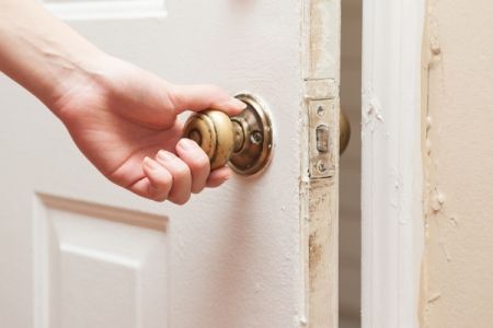 Bedroom doorknob locks are easy to hack if you know the right steps. But try to only do this in an emergency. Door Reinforcement, Doorbell Button, Shut The Door, Deadbolt Lock, Front Door Locks, Old Keys, Replace Door, Bathroom Doors, Bedroom Doors