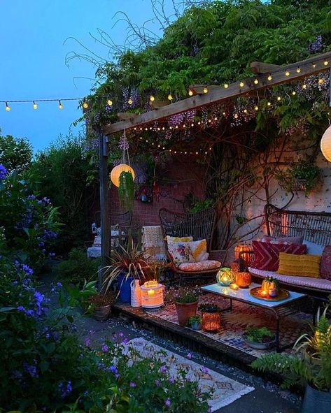 Boho Backyard With Pool, Vintage Backyard Decor, Peaceful Backyard Landscaping, Witchy Bathroom Ideas Bohemian, Enchanted Backyard, Hippie Backyard, Outdoor Oasis Patio, Hippie Garden Ideas, Backyard Forest