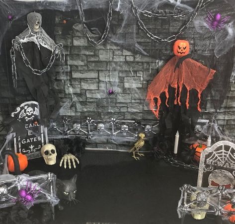 Halloween Picture Booth Ideas, Halloween Picture Backdrop, Heloween Ideas, Halloween Photo Booth Ideas, Diy Halloween Photo Backdrop, Diy Halloween Photo Booth, Halloween Photo Booth Props, Picture Booth, Halloween Themed Birthday Party