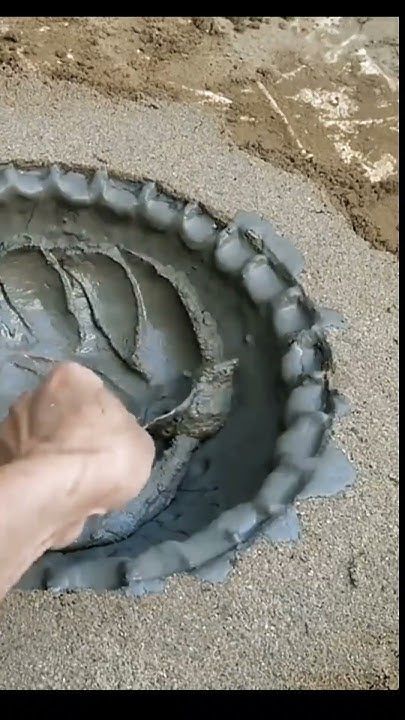 Make a quick cement pot in 4.5 minutes #cementpot Cement Pots, Garden Planters, Do It Yourself, Cement, Do It