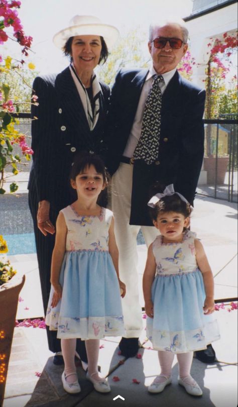 Kendall and Kylie Jenner with their grandparents in the early 2000s Kardashian Family Photo, Jenner Kids, Kylie Jenner Instagram, Kardashian Family, Luxury Aesthetic, Kendall And Kylie Jenner, Kris Jenner, Kendall And Kylie, 90s Kids