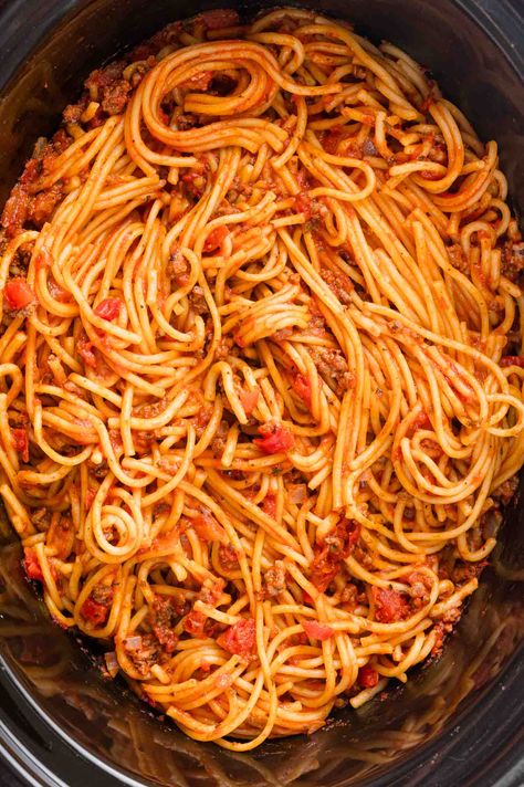 Crockpot Recipes With Tomatoes, Spaghetti In A Crockpot, Crockpot Spaghetti Recipes, Crock Pot Spaghetti Sauce, Crock Pot Spaghetti, Red Sauce Pasta Recipe, Slow Cooker Spaghetti Sauce, Crockpot Spaghetti Sauce, Spicy Spaghetti