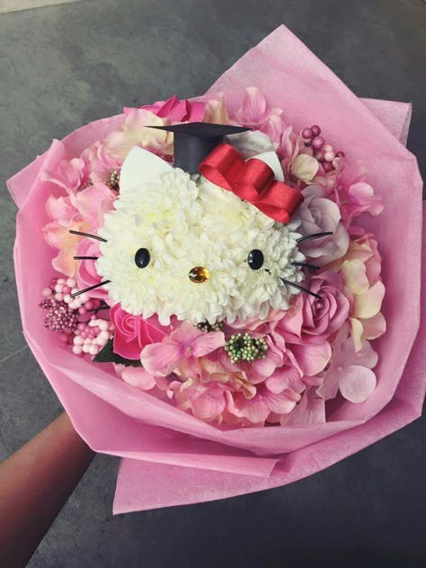 Hello Kitty Graduation Bouquet, My Melody Bouquet, Hello Kitty Roses, Hello Kitty Flower Bouquet, Grad Flowers, Hello Kitty Flowers, Hello Kitty Bouquet, Bolo Da Hello Kitty, Bouquet Cute