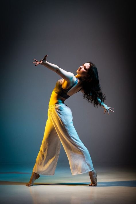 Tari Balet, Dancing Poses, Dancing Pose, Dance Picture Poses, Dance Photo Shoot, Dancer Photography, Dance Photography Poses, Dance Images, Ballet Poses