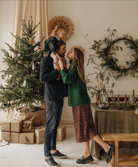 Christmas Photoshoot 2023, Christmas Photography Family Indoor, Christmas Photoshoot Ideas Family Indoor, Christmas Lifestyle Photography, Indoor Christmas Mini Sessions, Indoor Christmas Photoshoot, Christmas Studio Photoshoot, Winter Family Photoshoot, Christmas Mini Shoot