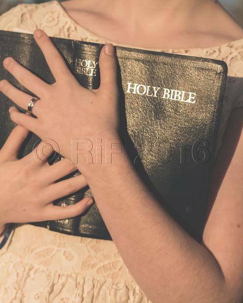 Photoshoot With Bible, Senior Pics With Bible, Holy Bible Pictures, Senior Photos With Bible, Senior Pictures With Bible, Bible Senior Pictures, Christian Senior Pictures, Prayers Journal, Black Diamond Engagement Ring Set