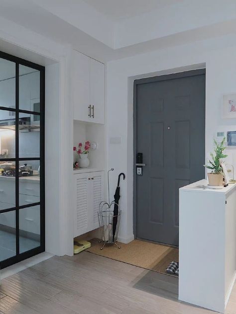 Korean Entryway Ideas, Apartment Entrance Aesthetic, Korean Entryway, Korean Apartment Interior Small Spaces, Korean House Aesthetic, Korean House Exterior, Small Apartment Entrance, Korean House Interior, Korean Apartment Interior