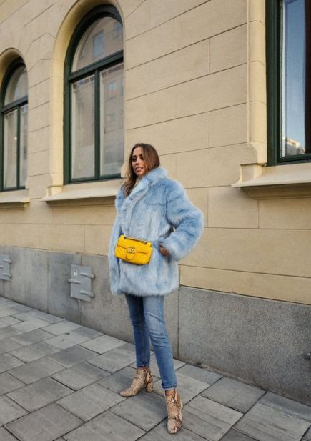 These faux fur coats are perfect for the upcoming holidays and treding within winter fashion. Check out where you can get these winter coat looks! #furcoats #winterfashion Blue Fur Coat Outfit, Big Jacket Outfits, Yellow Bag Outfit, Faux Fur Coat Outfit, Faux Fur Coats Outfit, Blue Faux Fur Coat, Woman Streetwear, Kenza Zouiten, Fur Coat Outfit