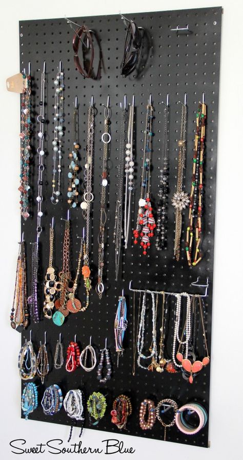 DIY - Peg Board Jewelry Holder Diy Jewelry Wall, Diy Peg Board, Jewelry Holder Wall, Peg Boards, Jewelry Storage Diy, Boho Jewelry Diy, Vintage Jewelry Diy, Diy Jewelry To Sell, Jewelry Organizer Wall