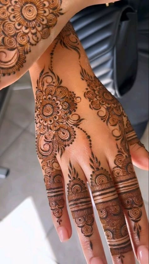 Henna Flower Designs, Henna Designs Wrist, Henna Designs For Kids, Tato Henna, Finger Henna Designs, Eid Mehndi Designs, Henna Tattoo Hand, Henna Tattoo Designs Hand, Simple Henna Tattoo