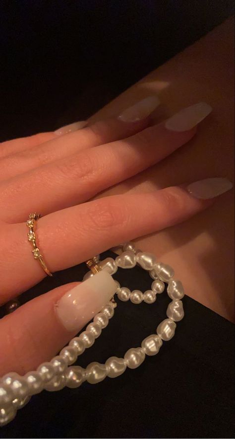 outfit inspo, dinner, aesthetic, old money, pearls, accesories, nails, restaurant #outfits #pearl #aesthetic Coquette Square Nails, Pearl Aesthetic Fashion, Rich Nails Aesthetic, Oldmoney Jewelry, Uñas Old Money Aesthetic, Old Money Pearls, Old Money Nails Aesthetic, Uñas Old Money, Old Money Nails Ideas