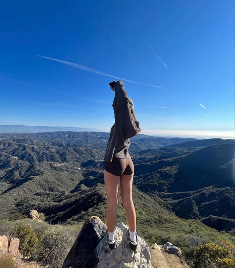 Pictures Outside Instagram, Hike Outfit Aesthetic, Cute Hiking Pics, Hiking Photography Ideas, Hiking Pictures Ideas, Hiking Fits Aesthetic, Hike Poses, Camping Poses, Cute Hiking Photos