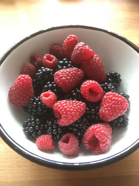 Wild blackberries and Autumn Bliss raspberries, Aug. 30, 2019 Blackberries And Raspberries, Wild Blackberries, Blackberry Bush Aesthetic, Wild Black Raspberries, Rasberry Aestethic Fruit, Black Raspberry, Easy Snack Recipes, Easy Snacks, Blackberry