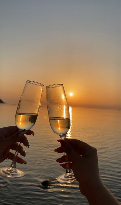 Wine At Beach Aesthetic, Drinks At The Beach Aesthetic, Beach Champagne Pictures, Aesthetic Wine Pictures, Cheers Aesthetic, Pool Couple, Wine On The Beach, Beach Champagne, Champagne Beach