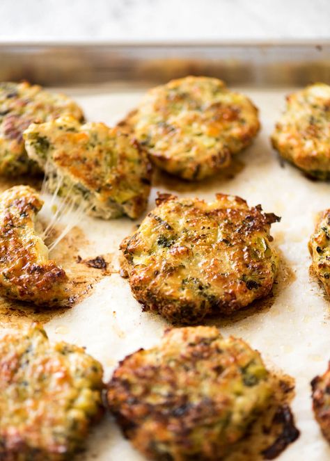 With a gorgeous golden brown crust and almost an entire head of broccoli in them, it's hard to believe these Chicken Patties are BAKED, not fried. Chicken Mince Recipes, Broccoli Patties, Panini Recipes Chicken, Chicken Fritters, Cheesy Baked Chicken, Braised Chicken Breast, Broccoli Fritters, Chicken Mince, Minced Chicken