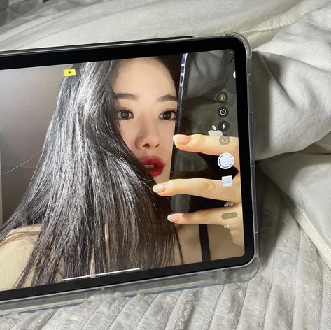 Ipad Photo, Take A Selfie, Instagram Feed Ideas Posts, 사진 촬영 포즈, Best Photo Poses, Face Images, Poses For Photos, Ideas For Instagram Photos, Photo Styling