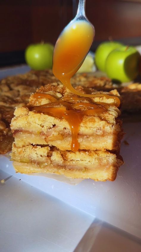 Gooey Caramel Apple Shortbread Bars with a deliciously buttery shortbread crust and topped with caramel sauce. An easy-to-follow recipe with pantry-friendly ingredients like brown sugar, honey, cinnamon, and butter. We use both green and red apples for a burst of flavor that compliments the cinnamon and brown sugar filling. Dee And Sweets, Apple Shortbread Bars, Apple Shortbread, Apple Bar Recipes, Cozy Baking, Fall Desert, Yummy Brownies, Shortbread Bars Recipes, Caramel Apple Bars