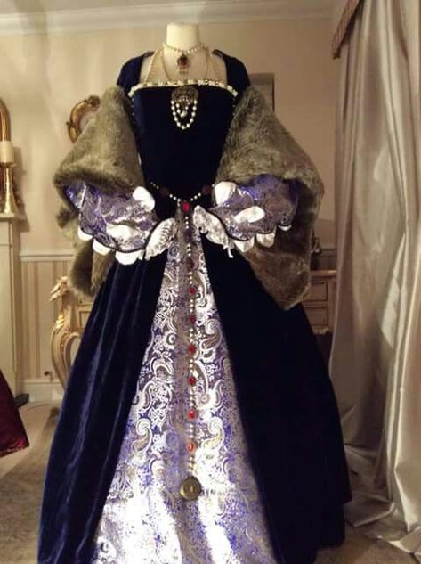 1500s Dresses Royal, 1400s Dresses, 1500s Dress, 1600s Dresses, 1600 Dresses, 1500s Fashion, Tudor Gown, Tudor Dress, Historical Gowns