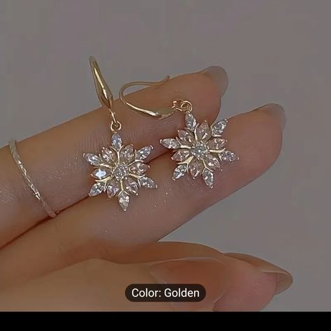 Newbeautiful!! Golden Cz Snowflake Dangle Earrings. Hook Backings. Very Shiny And Brilliant!! Very Unique And Different. Perfect As A Gift Or For Yourself. Suitable For Most Occasions. Suitable For Most Ages. Perfect Earrings To Wear For The Holidays. Nwt Rhinestone Snowflake, Snowflake Shape, Snowflake Earrings, Dance Routines, Birthday Jewelry Gift, Pearl Flower, Christmas Earrings, Christmas Jewelry, Metal Earrings