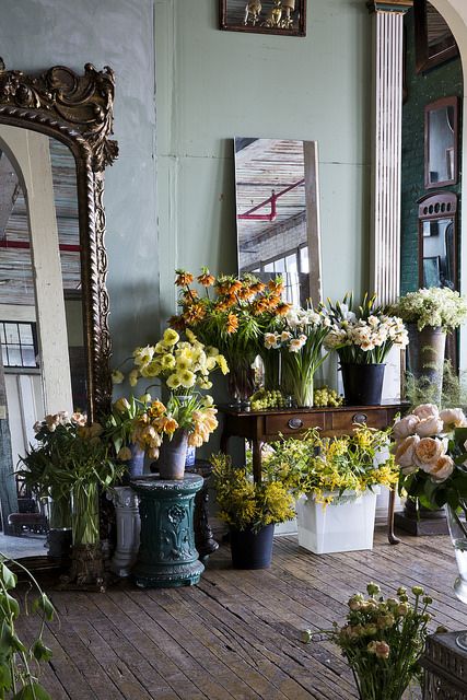 Flowers In Vases, Flower Shop Interiors, Flower Shop Design, Different Types Of Flowers, Flower School, Flower Store, Florist Shop, Floral Studio, Floral Shop