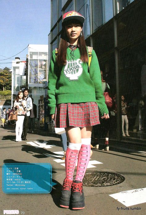 Decorakei Fashion, Fruits Magazine Fashion, Harajuku Fashion Street 90s, Fruits Street Fashion, Old High School, Fruits Magazine, Harajuku Fashion Street, Tokyo Street Style, Tokyo Street