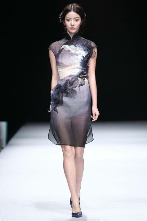 The runway was turned into a misty land. XiuNiang Li Wei's Haute Couture | 2015 China Fashion Week #Cheongsam #Qipaopic.twitter.com/Mhg2dX44NJ Kimono Fashion Runway, Dress China Style, China Fashion Week, High Class Fashion, Chinese Style Dress, Techwear Fashion, Couture 2015, Iconic Dresses, China Fashion