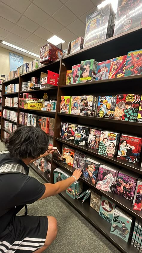 Barns And Noble Aesthetic, Barnes And Noble Date, Barnes And Noble Studying, Barnes And Noble Aesthetic New York, Barnes And Noble Manga Section, Barnes And Noble Aesthetic, Working At Barnes And Noble, Barnes And Noble Books To Read, Biggest Barnes And Noble