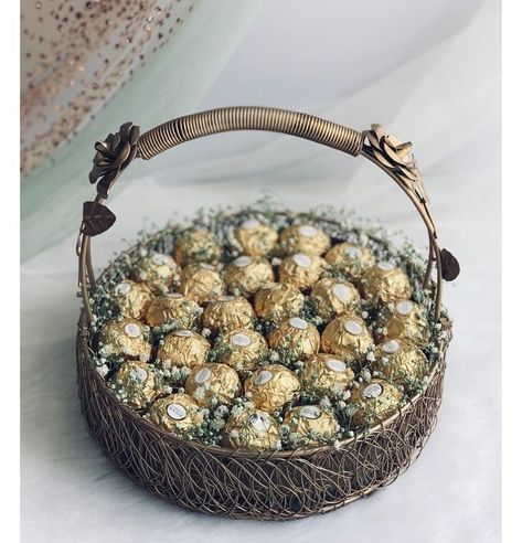 Dulang Hantaran Ideas, Paper Bouquet Diy, Engagement Gift Baskets, Small Wedding Decor, Wedding Gift Hampers, Wedding Platters, Hamper Gift Basket, Free Wedding Invitation Templates, Luxury Hampers