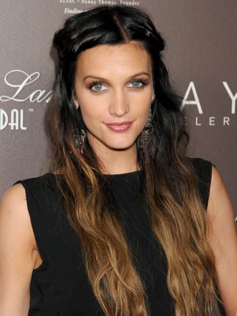 Ombre Hair: Ashlee Simpson Dark Ombre Hair, Celebrity Short Hair, Ombre Hair Blonde, Ashlee Simpson, Ombre Hair Color, Blonde Ombre, Light Hair, Hair Color Trends, Stylish Hair