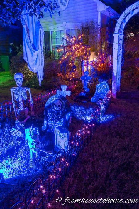 Halloween Graveyard Ideas, Halloween Yard Haunt, Diy Halloween Graveyard, Spooky Lighting, Halloween Fence, Halloween Gravestones, Outside Halloween Decorations, Halloween Cemetery, Halloween Outside