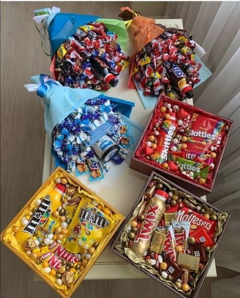 Candy Gift Baskets, Cute Gifts For Friends, Sleepover Food, Junk Food Snacks, Chocolate Bouquet, Candy Bouquet, Cute Desserts, Candy Gifts, Candy Boxes