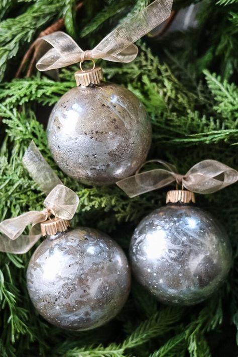 Diy Glass Ornaments Christmas, Clear Ornaments Diy Christmas, Glass Ornaments Diy Christmas, Diy Clear Ornament Ideas, Clear Glass Ornament Ideas, Glass Globes Crafts, Diy Mercury Glass Ornaments, Diy Glass Ornaments, Looking Glass Paint