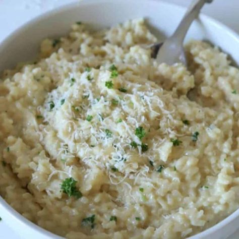 This creamy garlic parmesan risotto is filled with flavor and is really simple to make. This recipe is so delicious and not at all intimidating! Garlic Parmesan Risotto, Baked Panko Chicken, Roasted Pear Salad, Easy Risotto, Risotto Recipes Easy, Best Risotto, Creamy Pesto Pasta, Parmesan Risotto, Crispy Chicken Recipes