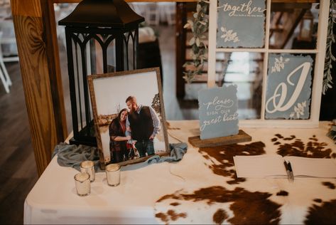 Western Wedding Registry Ideas, Western Guest Book Ideas, Wedding Guest Book Table, Alter Decor, Wedding Table Themes, Western Style Wedding, Western Themed Wedding, Wedding Ceremony Signs, Guest Book Table