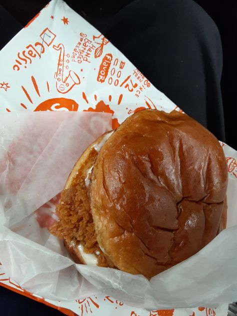 Pop Eyes Chicken Sandwich, Popeyes Aesthetic, Popeyes Chicken Recipe, Popeye Chicken, Popeyes Food, Popeyes Chicken Sandwich Recipe, Popeyes Chicken Sandwich, Chicken Caesar Sandwich, Popeyes Fried Chicken